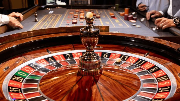 Filipino bettor placing a sports bet on Lucky King PH mobile sportsbook